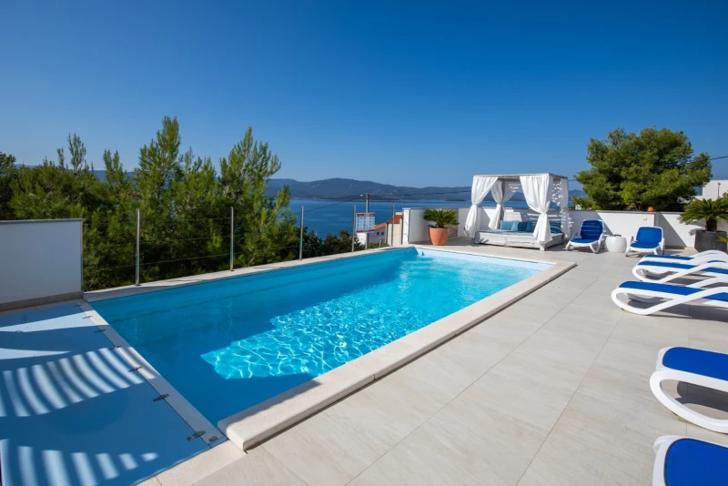 Villa Mare, Komarna