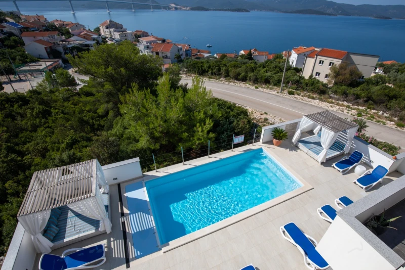 Villa Mare, Komarna