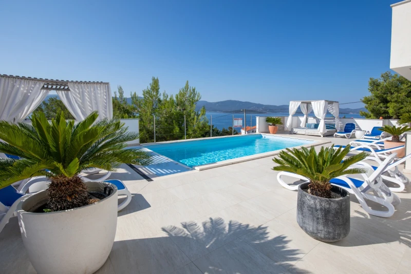 Villa Mare, Komarna