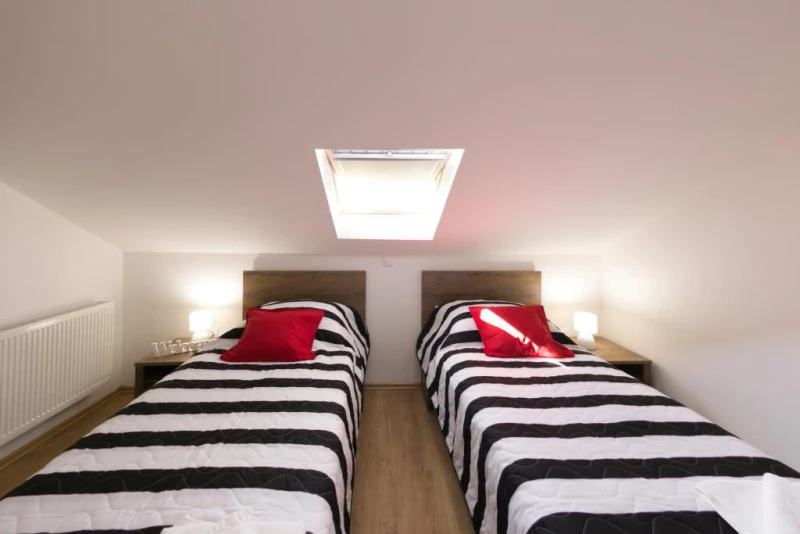 Apartment Mate, Zimmer