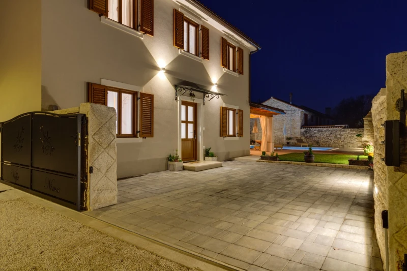 Villa Nima, Glavani