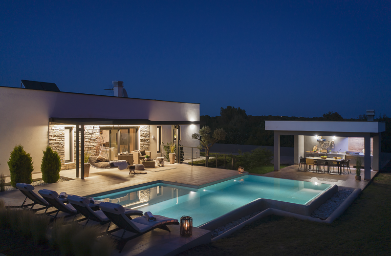 Modern and cozy villa with pool near Pula