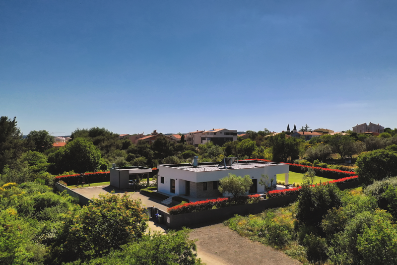 Modern and cozy villa with pool near Pula