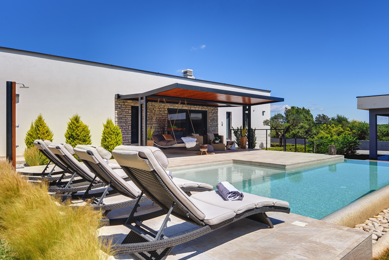 Modern and cozy villa with pool near Pula