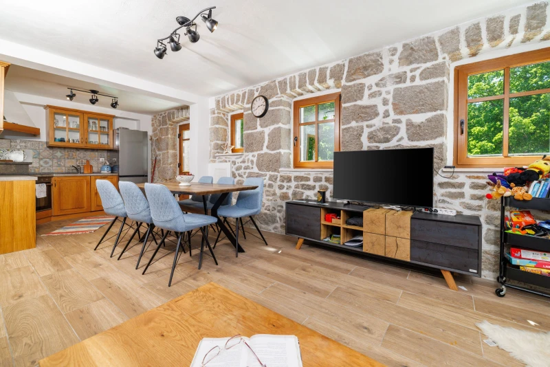 Casa Tilia - rustikalna kamena kuća s bazenom, Dnevni boravak