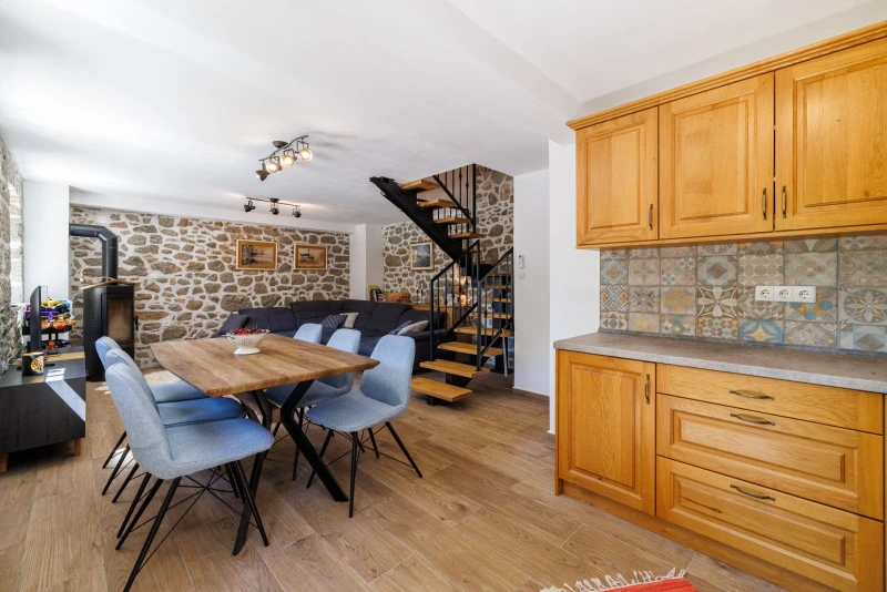 Casa Tilia - rustikalna kamena kuća s bazenom, Dnevni boravak