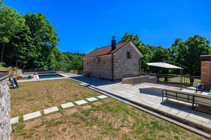Casa Tilia - rustikalna kamena kuća s bazenom, Ledenice
