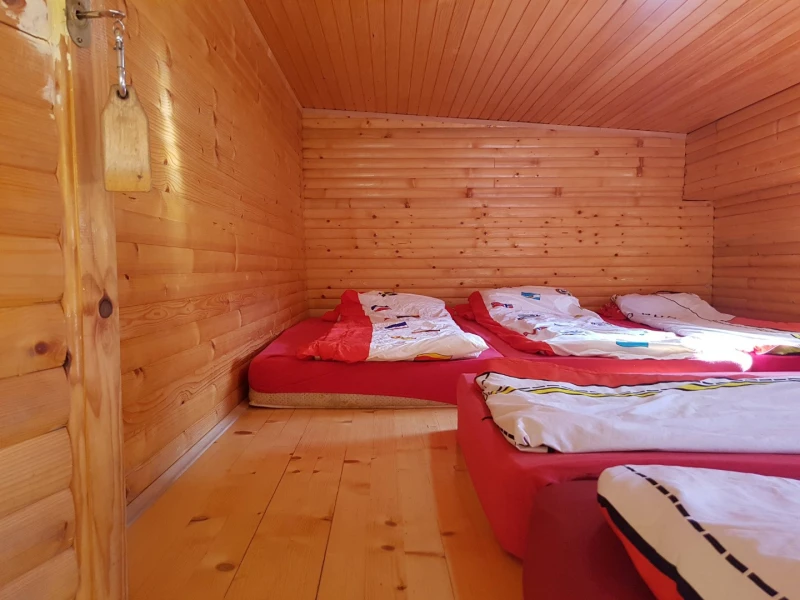 8 krevetna soba, Bedrooms