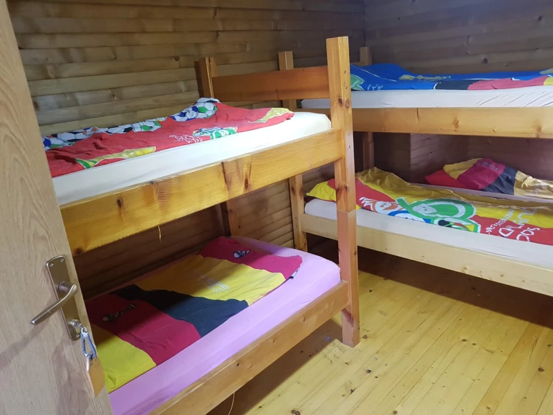 8 krevetna soba, Bedrooms