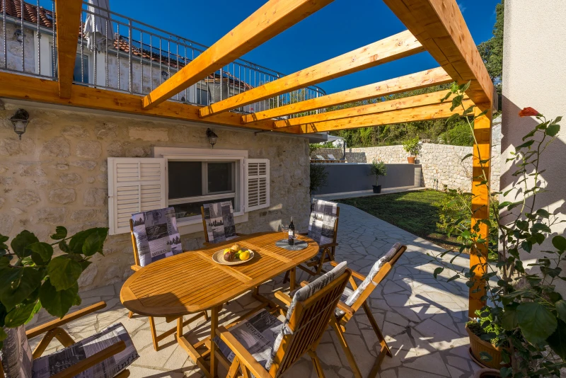 Private pool furnished with six loungers with parasols 